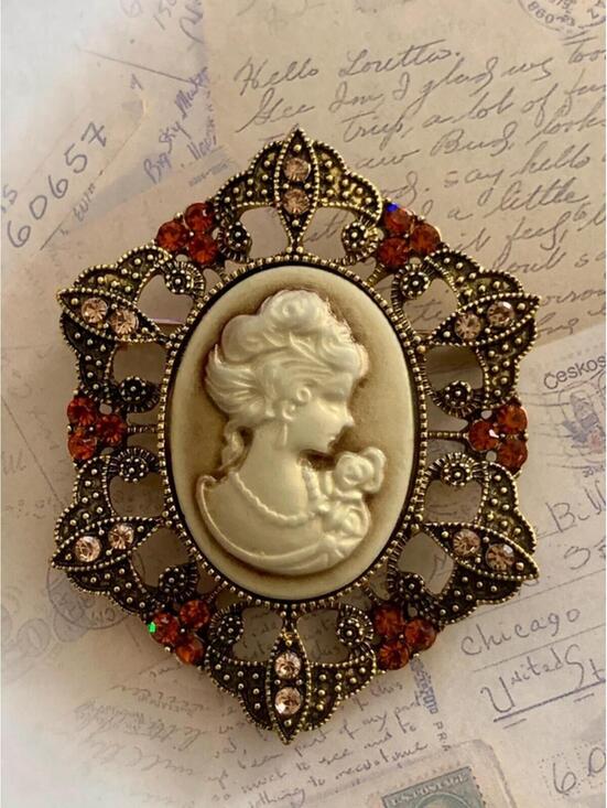 No Label Jewelry - Cameo
